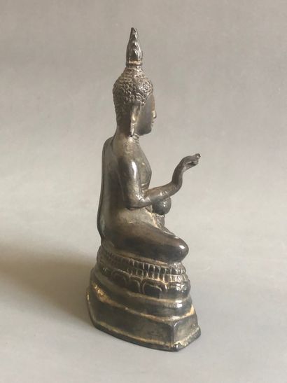 null THAILANDE.

Bouddha en bronze à patine brune, figuré assis et vêtu de la robe...