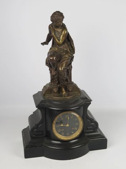 null Henry-Etienne DUMAIGE (1830-1888).

Pendule en marbre noir sommée d'une statue...