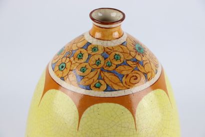 null Henri CHAUMEIL (1877-1944).

Vase en céramique à décor floral polychrome et...