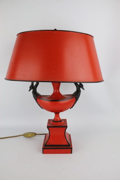 null Paire de lampes en tôle peinte rouge et noire.

Style Directoire.

H_41,5 cm...