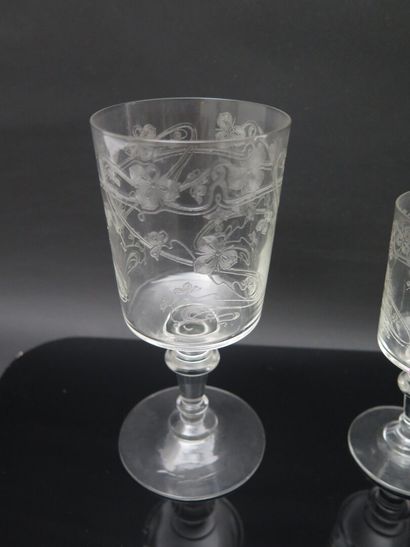 null VIERZON.

Service de verres en cristal gravé de rinceaux fleuris.

Epoque 1900.

Il...