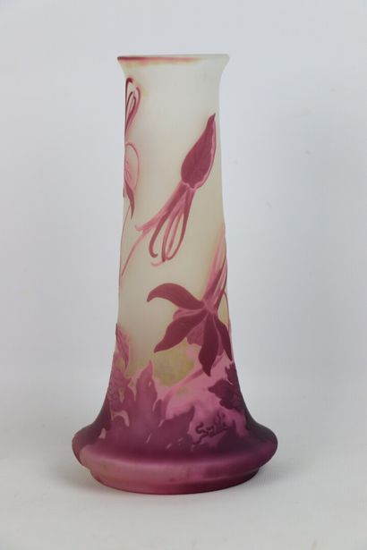 null Etablissements Emile GALLE.

Vase en verre multicouches à décor mauve de fleurs...