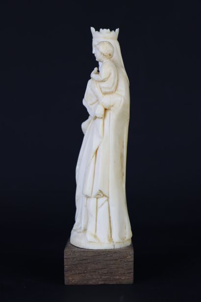null Vierge à l'enfant en ivoire sculpté.

XIXème siècle.

H_16 cm, H_18.5 cm avec...
