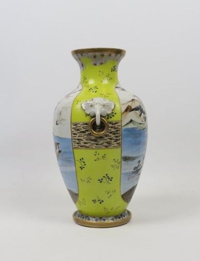 null JAPON.

Vase en porcelaine à décor polychrome de grues et d'oiseaux dans des...