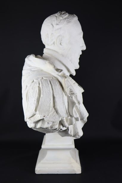 null Buste d'Henri IV.

Sculpture en plâtre.

H_73 cm L_62 cm P_30 cm.

Eclats r...