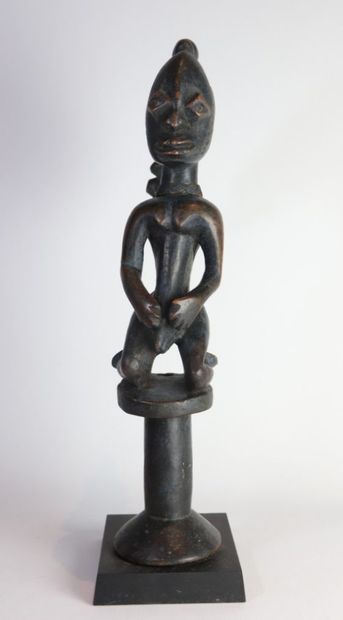 null URUBA, Nigeria.

Sceptre en bois pour la divination d'eshu, personnage masculin...