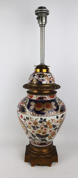null BAYEUX.

Vase couvert en porcelaine à décor Imari.

Monture de bronze doré d'époque...