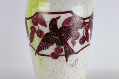 null LEGRAS.

Important vase en verre marmoréen partiellement dégagé à l'acide figurant...