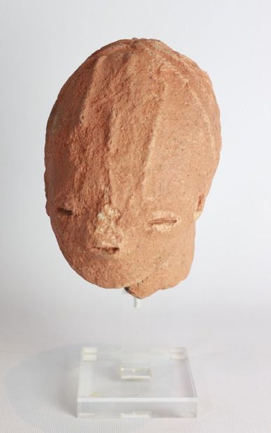 null Culture BURA, Niger XIVe-XVIe siècle.

Tête en terre cuite, les yeux en amande.

Belle...