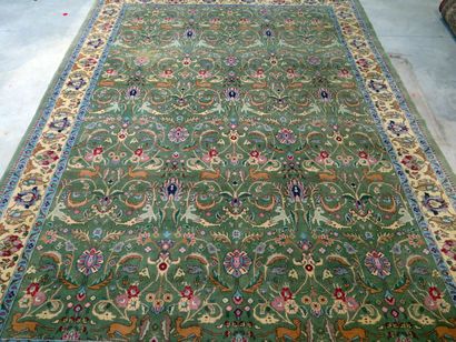 null Important tapis d'Orient décoratif à décor de lambrequins sur fond vert, avec...