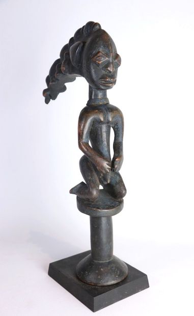 null URUBA, Nigeria.

Sceptre en bois pour la divination d'eshu, personnage masculin...