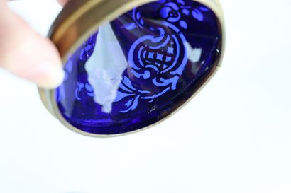 null VAL SAINT LAMBERT (1826-2013).

Boite couverte ovoïde en verre bleu roi, gravé...