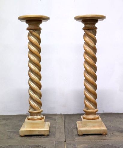 null Paire de colonnes torses en bois cérusé.

H_97.2 cm D_27 cm.