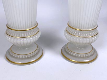 null Paire de vases cornets en opaline blanche et rehauts d'or à godrons en relief....