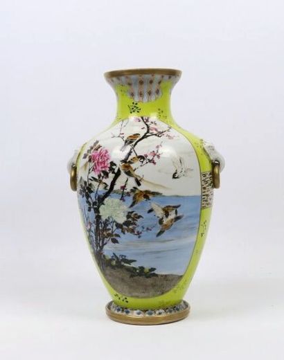 null JAPON.

Vase en porcelaine à décor polychrome de grues et d'oiseaux dans des...