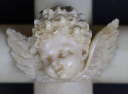 null Croix de berceau en ivoire, ornée d'une tête d'ange.

Fin du XIXème siècle.

H_16...
