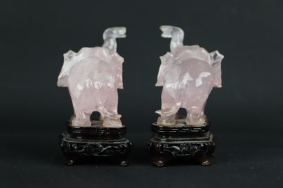 null CHINE.

Paire de statuettes en quartz rose figurant des éléphants

H_7 cm L_7,5...