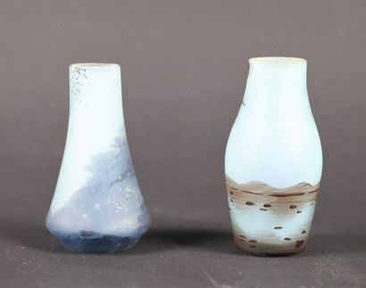 null Deux vases miniature en verre peint à décor orientaliste pour l'un et de maison...