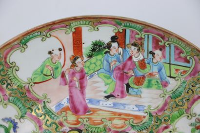 null CHINE, Canton.

Paire de plats circulaires en porcelaine et émaux de la Famille...