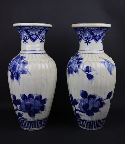 null JAPON.

Paire de vases en porcelaine à décor floral en camaïeu bleu.

Début...