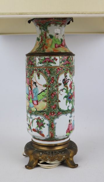 null CHINE, Canton.

Vase en porcelaine à décor polychrome de scènes de cour, monté...