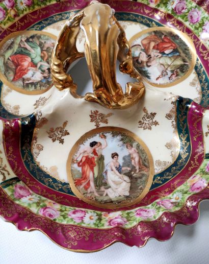 null PARIS.

Présentoir triple en porcelaine à décor de scènes néoclassiques, la...