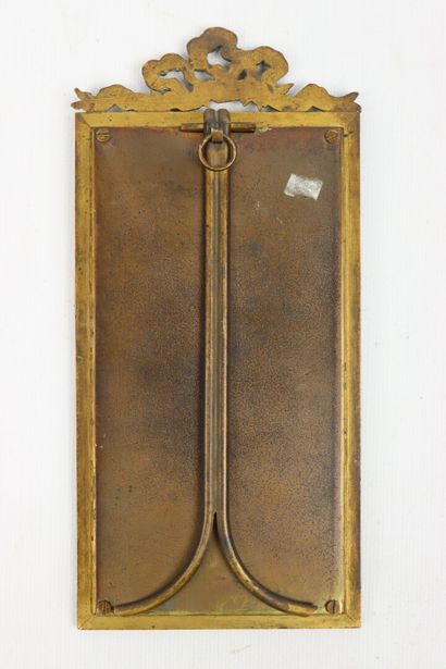 null Thermomètre en bronze et laiton.

Style Louis XVI, vers 1900.

H_20,7 cm