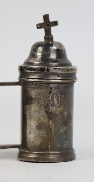 null Ampoule double à Saint Chrême et huile sainte, en argent.

XIXème siècle.

H_6,3...