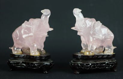 null CHINE.

Paire de statuettes en quartz rose figurant des éléphants

H_7 cm L_7,5...