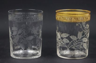 null Deux verres en cristal gravé, l'un à frise dorée.

Vers 1900.

H_8,9 cm