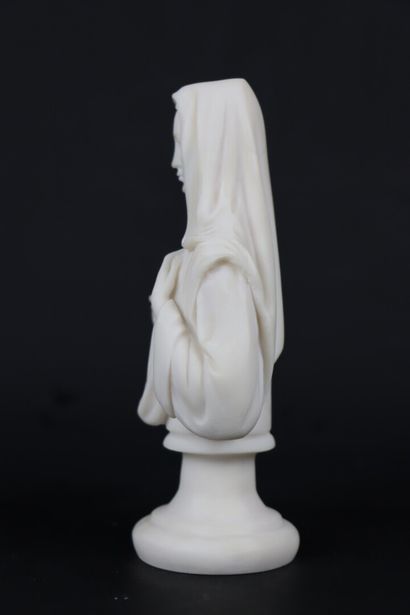 null Vierge au Sacré Coeur.

Sculpture en albâtre reconstitué.

H_15.5 cm