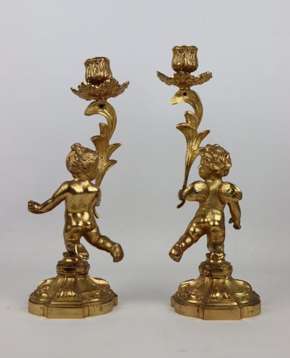 null Paire de flambeaux aux amours en bronze doré.

Style Louis XV.

H_28,5 cm et...