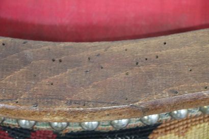 null Tabouret de pied en bois mouluré, garniture de tapisserie au point.

XIXème...