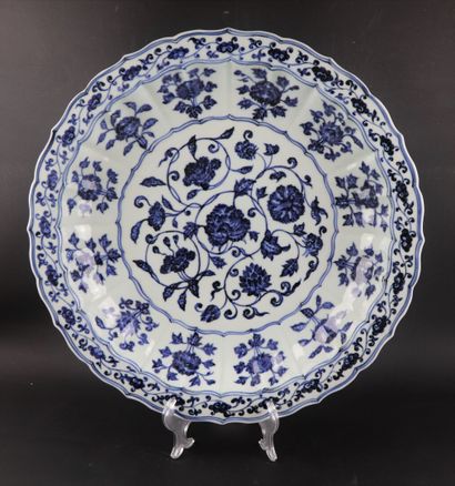 null CHINE.

Plat en porcelaine à décor en camaïeu bleu dans le style Ming.

D_42...