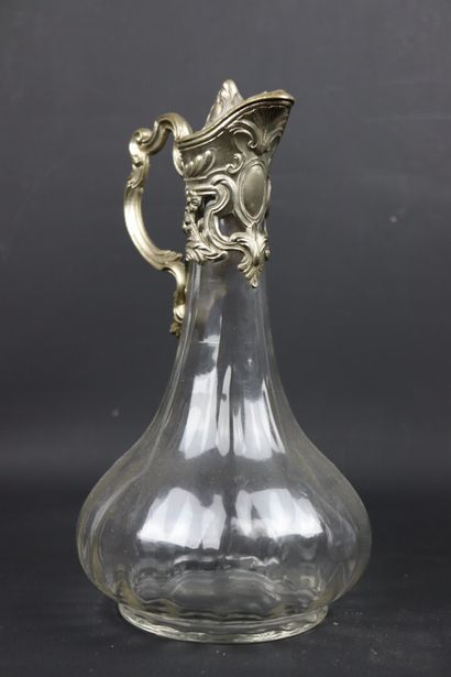 null Deux aiguières couvertes en verre et métal, à décor naturaliste.

Vers 1900.

H_33,5...