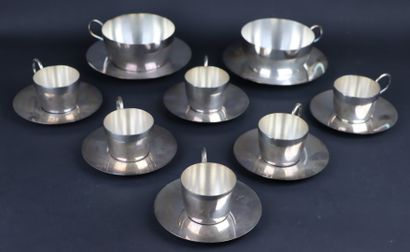 null Ensemble en métal argenté comprenant six tasses à café et leur sous-tasses et

deux...