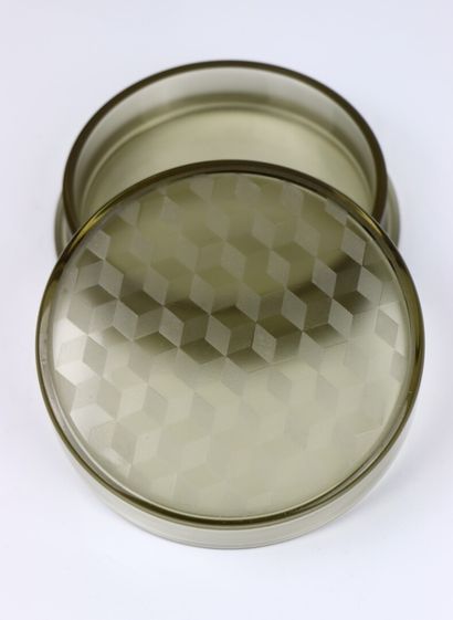 null VERLYS France.

Boite en verre fumé à décor de cubes.

H_3,6 cm D_13,2 cm.