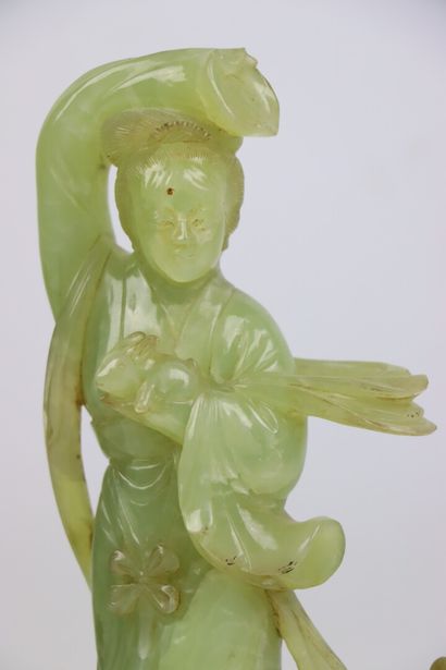 null CHINE.

Statuette en pierre dure verte figurant une femme tenant un lapin.

H_23...