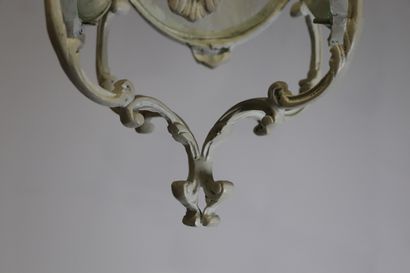 null Lanterne en bronze laqué blanc, et verre cintré.

Style Louis XV.

H_73 cm