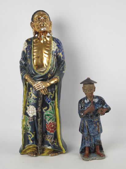 null JAPON & CHINE.

Deux statuettes figurant un sage en porcelaine polychrome et...