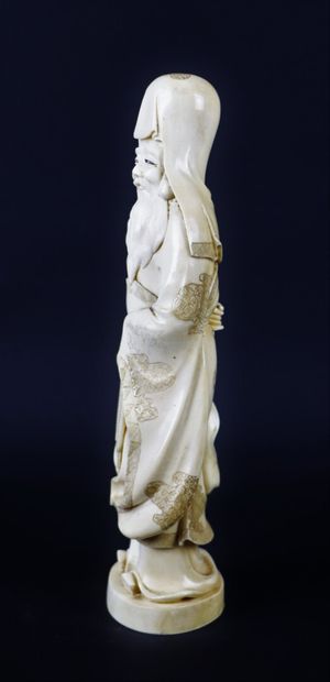 null JAPON, circa 1930.

Groupe en ivoire de morse sculpté représentant Jurojin debout,...
