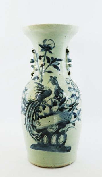 null CHINE.

Vase en porcelaine à décor en camaïeu bleu.

Fin du XIXème siècle.

H_43.2...