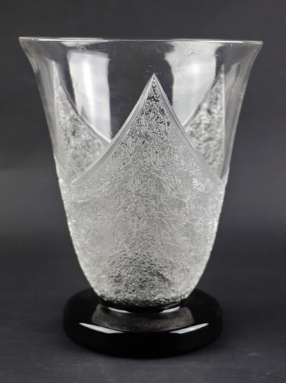 null SEVRES.

Vase en cristal partiellement givré.

Epoque Art Déco.

H_18,5 cm