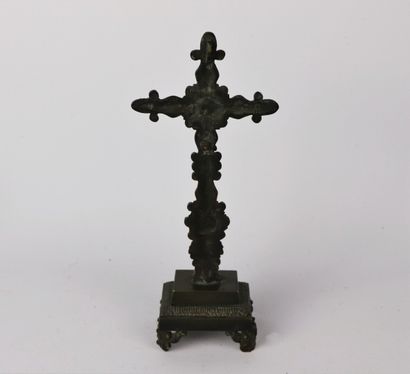 null Ensemble de sculptures religieuses comprenant : un crucifix en bronze doré et...