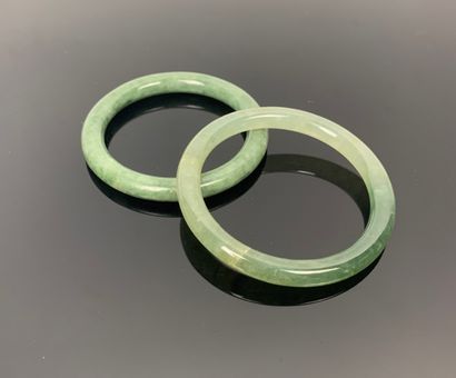 null CHINE.

Paire de bracelets joncs en jade vert à légères inclusions, l'un partiellement...