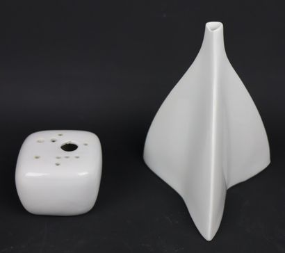 null VIREBENT (Manufacture de).

Ensemble de porcelaines comprenant : un vase soliflore...