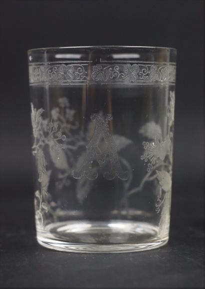 null Deux verres en cristal gravé, l'un à frise dorée.

Vers 1900.

H_8,9 cm