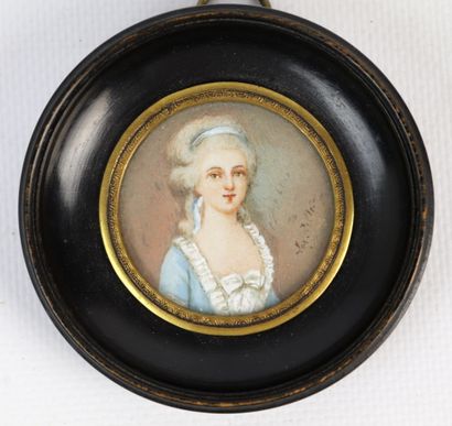 null Ecole française de la fin du XIXème siècle.

Portrait de femme au ruban bleu.

Miniature...