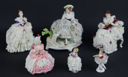null Collection de statuettes en porcelaine figurant des femmes aux crinolines ajourées.

Diverses...