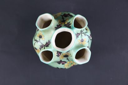null DESVRES, Gabriel Fourmaintraux.

Bouquetière en porcelaine à décor floral sur...